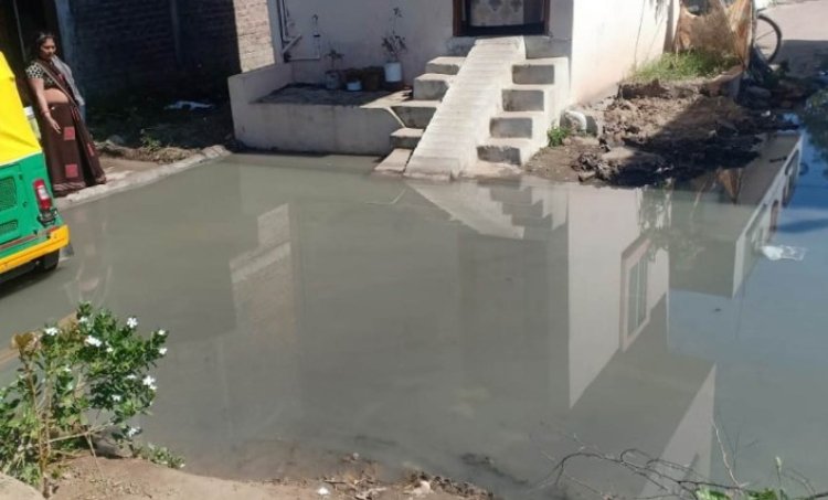 सीवरेज के बदबूदार पानी से वर्ष 2018 से परेशान वार्ड 13 के मैना श्री गीता श्री ग्रीन सिटी के रहवासी