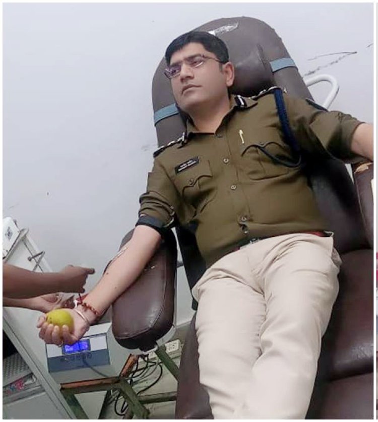 सीधी बस दुर्घटना में घायल लोगों की जान बचाने पहुँचे पुलिस एसपी - नवनीत भसीन ने किया रक्तदान।
