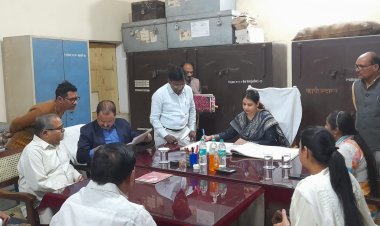 नवागत जिलाधिकारी ने कोषागार पहुँचकर किया कार्यभार ग्रहण।