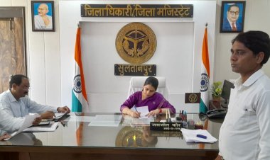 नवागत जिलाधिकारी द्वारा प्रथम जनता दर्शन में अधिकारियों से परिचय प्राप्त कर सुनी जन समस्याएं।