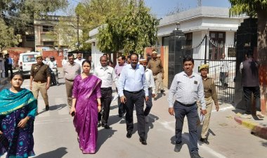 नवागत जिलाधिकारी द्वारा कलेक्ट्रेट कार्यालयों का निरीक्षण कर सम्बन्धित को दिये गये आवश्यक दिशा निर्देश।