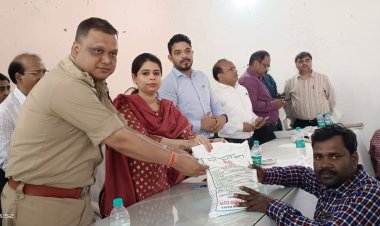 जिलाधिकारी द्वारा सम्पूर्ण समाधान दिवस में प्राप्त जन शिकायतों/समस्याओं को सुना गया तथा उसके निस्तारण हेतु सम्बन्धित को दिये गये निर्देश।