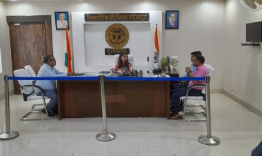 जिलाधिकारी महोदया द्वारा अपर जिलाधिकारी (वि0/रा0), नगर निकायों के अधिशाषी अधिकारियों व डीपीएम नगर पालिका परिषद तथा अवर अभियन्ता जल निगम नगरीय के साथ नगर निकाय कार्यों कि,की गयी समीक्षा।