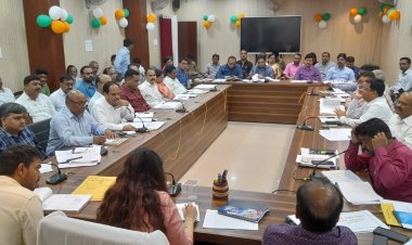 जिलाधिकारी महोदया की अध्यक्षता में विकास कार्यों एवं 50 लाख से अधिक लागत वाली निर्माणाधीन परियोजनाओं की प्रगति समीक्षा बैठक हुई आयोजित।