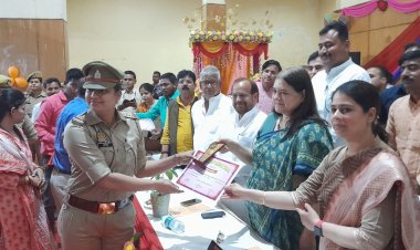 अन्तर्राष्ट्रीय महिला दिवस के उपलक्ष्य में नारी शक्ति का अभिनन्दन, बेटी बचाओ बेटी पढ़ाओ योजनान्तर्गत मेधावी छात्राओं को लैपटाप वितरण/सम्मान समारोह कार्यक्रम पं0 राम नरेश त्रिपाठी सभागार में किया गया आयाजित।
