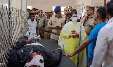 जिलाधिकारी व पुलिस अधीक्षक द्वारा सड़क हादसे में घायल लोगों का जिला अस्पताल पहुंच कर लिया हालचाल।