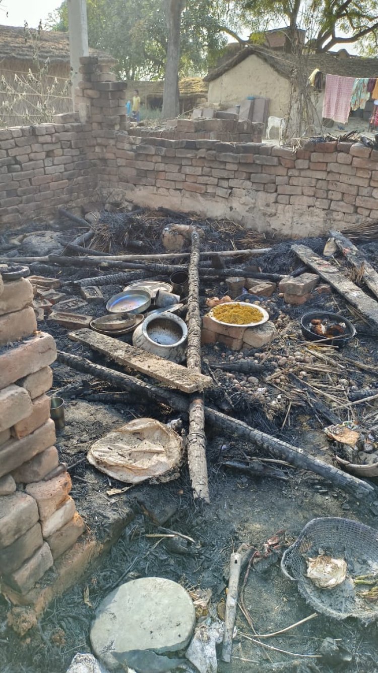 तहसील -कादीपुर के "ग्रामपंचायत -बांगरखुर्द की निषादबस्ती में" तीन छप्पर हुए जलकर  राख।