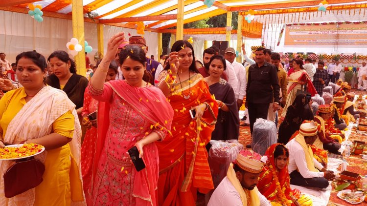 जिला पंचायत परिसर में मुख्यमंत्री सामूहिक विवाह योजनान्तर्गत 226 पंजीकृत जोड़ो का विवाह हुआ सम्पन्न।