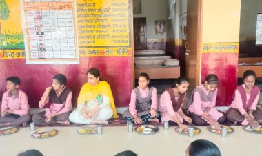 जिलाधिकारी द्वारा स्कूल चलो अभियान के अन्तर्गत छात्र/छात्राओं के साथ मिड-डे-मील के तहत बने भोजन को ग्रहण किया गया।