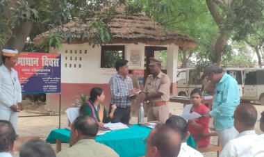 जिलाधिकारी द्वारा थाना समाधान दिवस पर थाना गोसाईगंज में सुनी गयी जन समस्याएं।