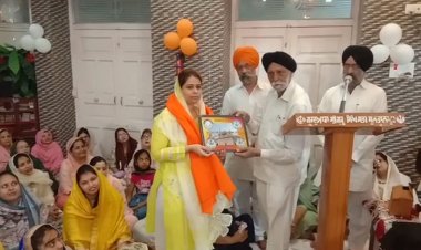जिलाधिकारी महोदया द्वारा बैसाखी के पर्व पर शहर स्थिति गुरुद्वारे में किया गया प्रतिभाग।