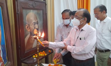 कलेक्ट्रेट सभागार में बाबा साहेब डॉ० भीमराव अंबेडकर जी के चित्र पर माल्यार्पण कर पुष्पांजलि अर्पित किया गया।