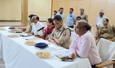जिला मजिस्ट्रेट/जिला निर्वाचन अधिकारी की अध्यक्षता में नगरीय निकाय सामान्य निर्वाचन-2023 को शान्तिपूर्ण ढंग से सम्पन्न कराये जाने के दृष्टिगत समस्त आबकारी निरीक्षक व आबकारी अनुज्ञापियों के साथ बैठक हुई आयोजित।