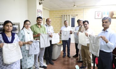 प्लास्टिक की जगह करें कपड़े के थैले का उपयोग, यह पर्यावरण संरक्षण के लिए जरूरी - कलेक्टर
