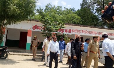 मा0 प्रेक्षक महोदय द्वारा विकास भवन के प्रेरणा सभागार में मतदान कार्मिकों के चल रहे तृतीय रेण्डमाइजेशन का किया गया अवलोकन।