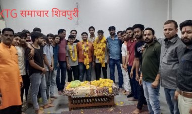 सीबीएससी परीक्षा में अच्छे अंक अर्जित करने वाले छात्रों का हमारा परिवार ग्रुप के सदस्यों ने किया सम्मान