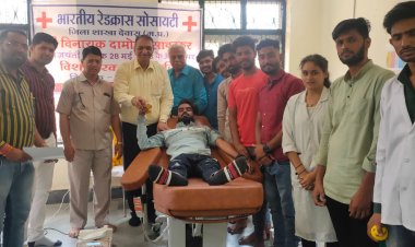 रेड क्रॉस सोसाइटी द्वारा रक्तदान कर मनाई वीर सावरकर जयंती