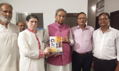 राज्यसभा सदस्य घनश्याम तिवाड़ी ने की भाजपा की संपर्क अभियान की शुरूआत प. राजेंद्र शर्मा की पुस्तक भेंट