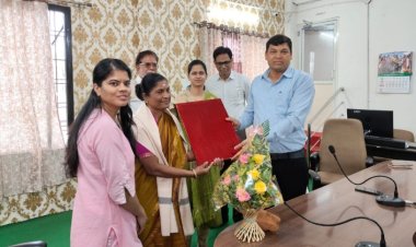 कलेक्टर कार्यालय की प्रभारी अधीक्षक श्रीमती अय्यर के सेवानिवृत्त होने पर दी भावभीनी विदाई