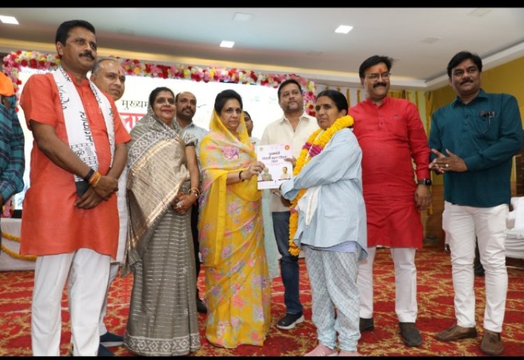देवास जिले की 02 लाख 79 हजार से अधिक लाड़ली बहनों के बैंक खातों में मुख्यमंत्री श्री चौहान ने 27 करोड़ 90 लाख से अधिक की राशि की अंतरित