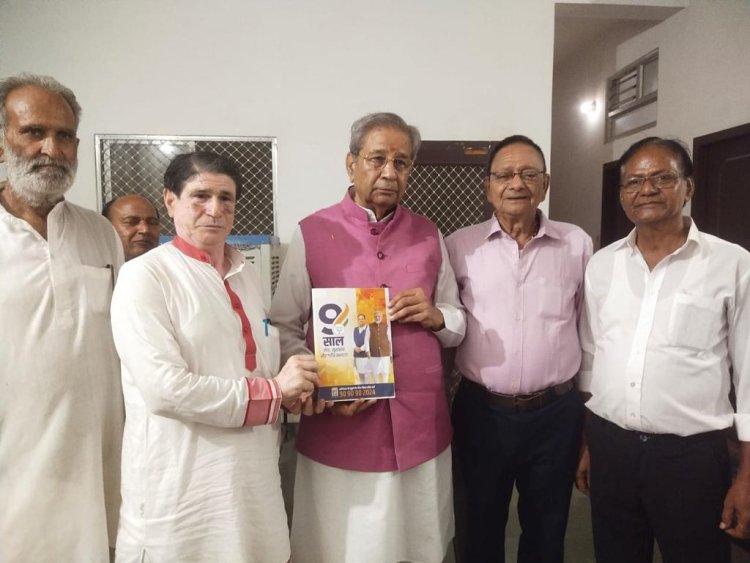 राज्यसभा सदस्य घनश्याम तिवाड़ी ने की भाजपा की संपर्क अभियान की शुरूआत प. राजेंद्र शर्मा की पुस्तक भेंट
