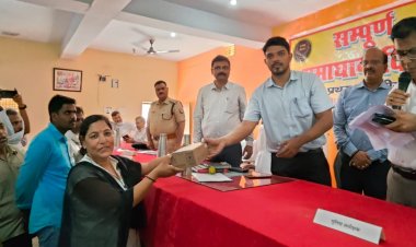 मुख्य विकास अधिकारी द्वारा सहकारी एवं निजी क्षेत्र के उर्वरक विक्रेताओं को POS मशीन (न्यू जनरेशन) का किया गया वितरण।