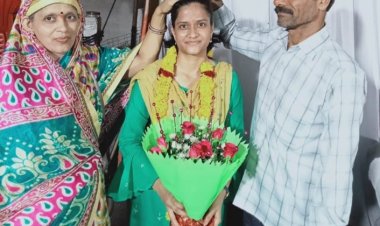 फल विक्रेता की बेटी बनी पटवारी, रहवासियों ने किया सम्मान