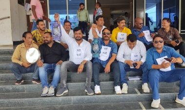 बंद स्ट्रीट लाईट, साफ-सफाई अन्य समस्याओं को लेकर कांग्रेस पार्षदों ने प्रदर्शन कर सौंपा ज्ञापन