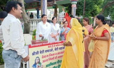 मंदिर के दर्शनार्थियों को भेंट किए औषधीय पौधे