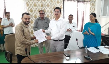 देवास जिले में अनुकंपा नियुक्ति के प्रकरणों के संबंध में कलेक्टर श्री गुप्ता की अध्यक्षता में बैठक आयोजित
