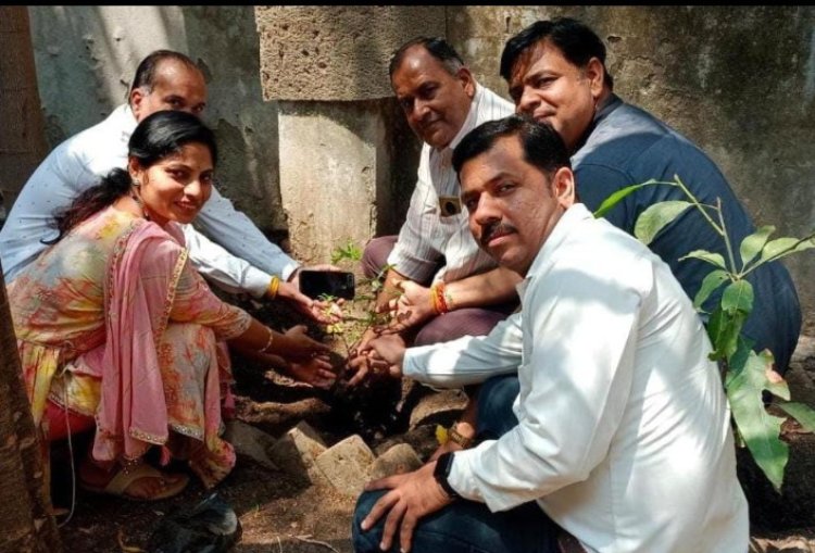 देवास जिले में आयुष विभाग ने ग्रामीण आरोग्य केन्द्रों तथा औषधालयो में रोपे फलदार पौधे