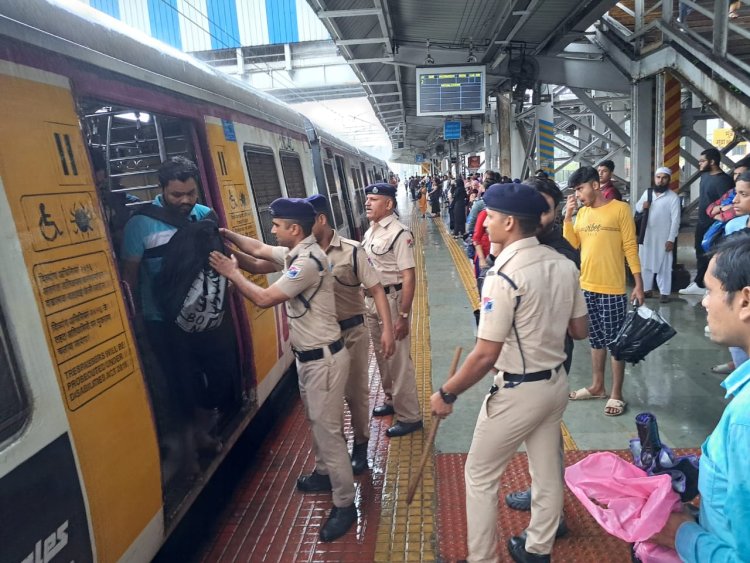 मुम्बई सेंट्रल रेलवे मुम्ब्रा RPF ने दिव्यांग कोचो में यात्रा करने वाले 46 यात्रियों पर  की कार्यवाई