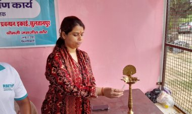 जिलाधिकारी द्वारा विकास खण्ड दूबेपुर की ग्राम पंचायत उतुरी में समूह के वर्क शेड में आयोजित साबुन निर्माण प्रशिक्षण कार्यक्रम का किया गया शुभारम्भ।