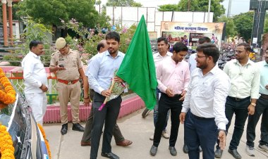 मुख्य विकास अधिकारी द्वारा प्रधानमंत्री फसल बीमा योजना हेतु किसानों को जागरूक करने के लिए प्रचार वाहन को हरी झंडी दिखाकर किया गया रवाना।