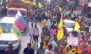 विश्व आदिवासी दिवस पर जुटे, कलेक्टर ऑफिस पहुंचकर सौंपा ज्ञापन