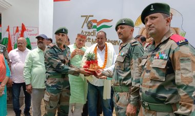 वीरों का वंदन करने गांव पहुंची सेना।