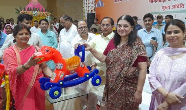 आजादी का अमृत महोत्सव के उपलक्ष्य में पंचायतीराज विभाग एवं युवा कल्याण प्रा0वि0दल विभाग द्वारा खिलौने व खेल कूद के सामान किये गये वितरित।