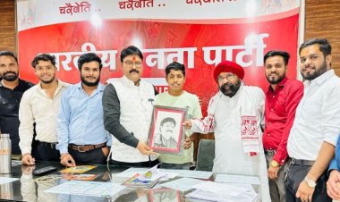 नन्हे कलाकार ने अपने हाथों से स्केच बनाकर भाजपा जिलाध्यक्ष को सौंपी
