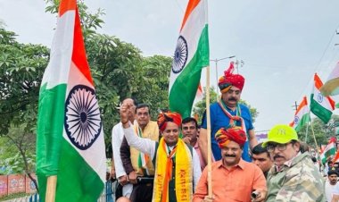 कांग्रेस ने निकाली तिरंगा यात्रा