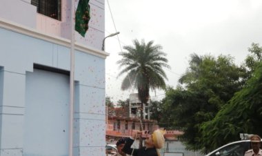 देवास कलेक्ट्रेट में कलेक्टर श्री गुप्ता ने किया ध्वजारोहण