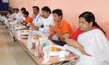 मंत्री सुश्री उषा ठाकुर ने शासकीय माध्यमिक विद्यालय देवास में बच्चों के साथ किया मध्याह्न भोजन