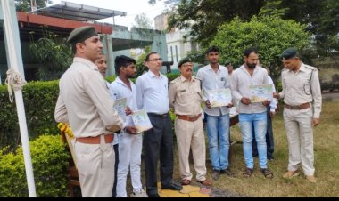 वन मंडल देवास में स्वतंत्रता दिवस पर वन्य प्राणी के आरोपियों को पकड़ने वाले ग्रामीणों किया सम्‍मान