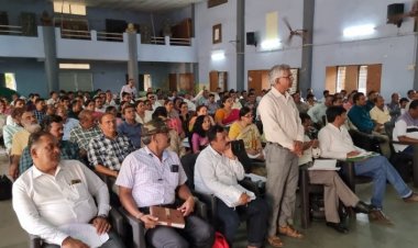 कलेक्टर श्री  गुप्ता की अध्यक्षता में संकुल प्राचार्य,  बीईओ, बीआरसी की समीक्षा बैठक हुई आयोजित