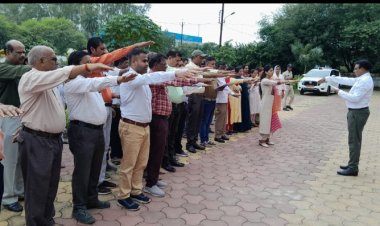 अपर कलेक्टर श्री फुलपगारे ने कलेक्टर कार्यालय में अधिकारियों और कर्मचारियों को दिलाई सद्भावना दिवस की प्रतिज्ञा