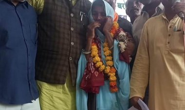देवास जिले में मुख्यमंत्री चरण पादुका योजना में हाटपीपल्या एवं बरोठा प्राथमिक लघुवनोपज समिति के संग्राहकों को सामग्री का किया वितरण