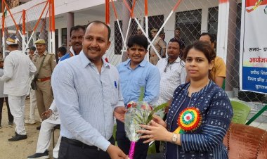 जिलाधिकारी व मुख्य विकास अधिकारी द्वारा विजेता खिलाड़ियों को किया गया सम्मानित।
