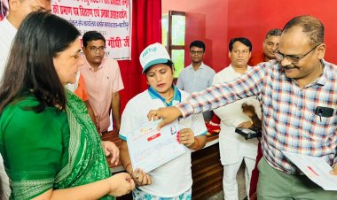 मा0 सांसद महोदया द्वारा एनआरएलएम के अन्तर्गत गौरी शंकर महिला प्रेरणा संकुल समिति द्वारा प्राप्त किये जा रहे अगरबत्ती व धूपबत्ती प्रशिक्षण कार्यक्रम का किया गया अवलोकन।