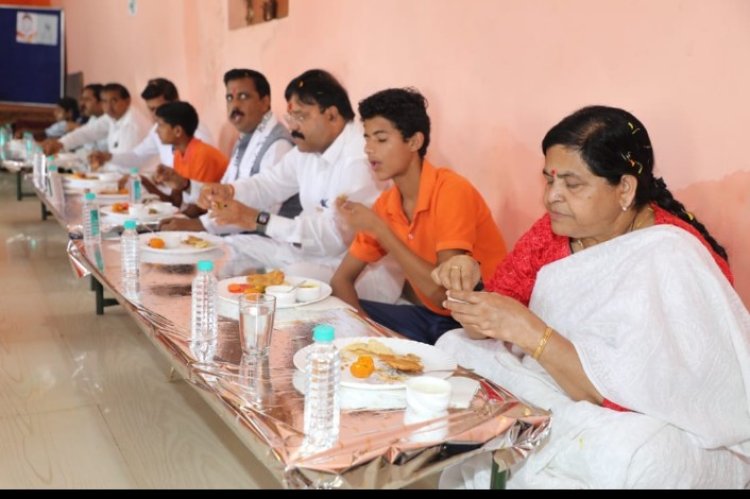 मंत्री सुश्री उषा ठाकुर ने शासकीय माध्‍यमिक विद्यालय देवास में बच्‍चों के साथ किया मध्याह्न भोजन
