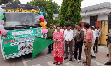 जिलाधिकारी द्वारा आज विश्व पर्यटन दिवस-2023 के अवसर पर टूरिस्ट बस को हरी झंडी दिखाकर किया गया रवाना।