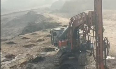 रामगढ़। भुरकुंडा थाना क्षेत्र में सीसीएल सयाल डी परियोजना की खुली खदान में देर रात आधा दर्जन हथियारबंद नक्सलियों ने धावा बोल दिया